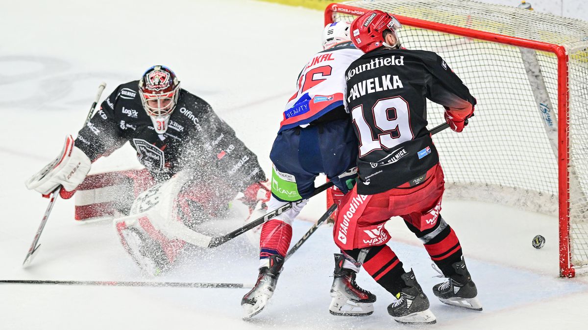 Smejkal spasil opařené Dynamo, pak bušil do plexi před fandy Hradce. Byly to emoce, usmál se
