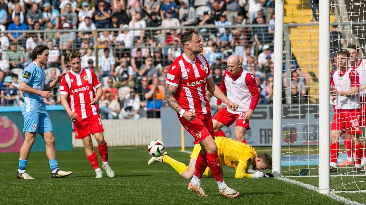 Šílený omyl v Německu. Sudí přehlédli jasný gól, autor ještě dostal pecku do hlavy