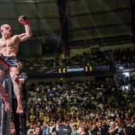 Max Holzer slaví vítězství nad Denizem Ilbayem.