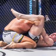 Vítězný triangle choke v podání Davida Hoška.