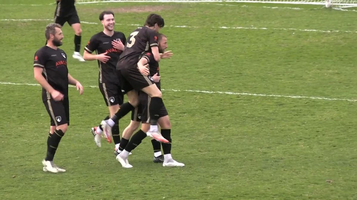 Prásk! Fotbalista završil hattrick výjimečným způsobem