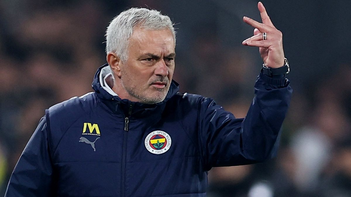 Šílenost v Turecku! Mourinho štípl trenéra Galatasaraye do nosu
