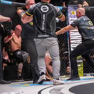 Max Holzer vypadl z klece poté, co došlo k rozmíšce po zápase.