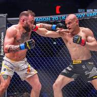 Max Holzer (vpravo) v souboji proti Denizi Ilbayovi.