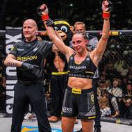 Lucie Pudilová (vpravo) zvítězila v Dortmundu a přiblížila se k titulové šanci.