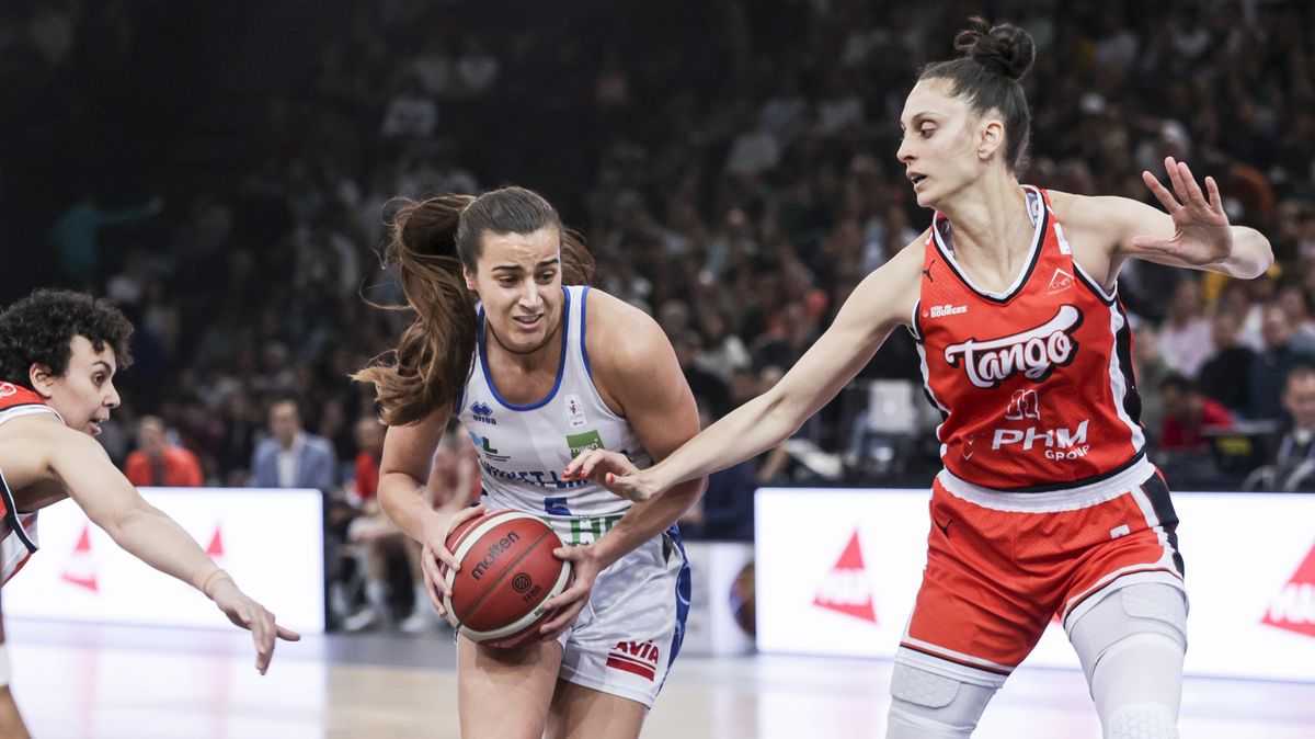 Spletla si klakson. Ve hře frajersky poslala míč do vlastního koše