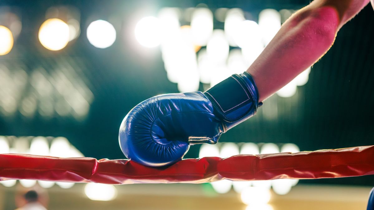 Děsivé záběry z ringu. Boxer padl k zemi, v nemocnici zemřel