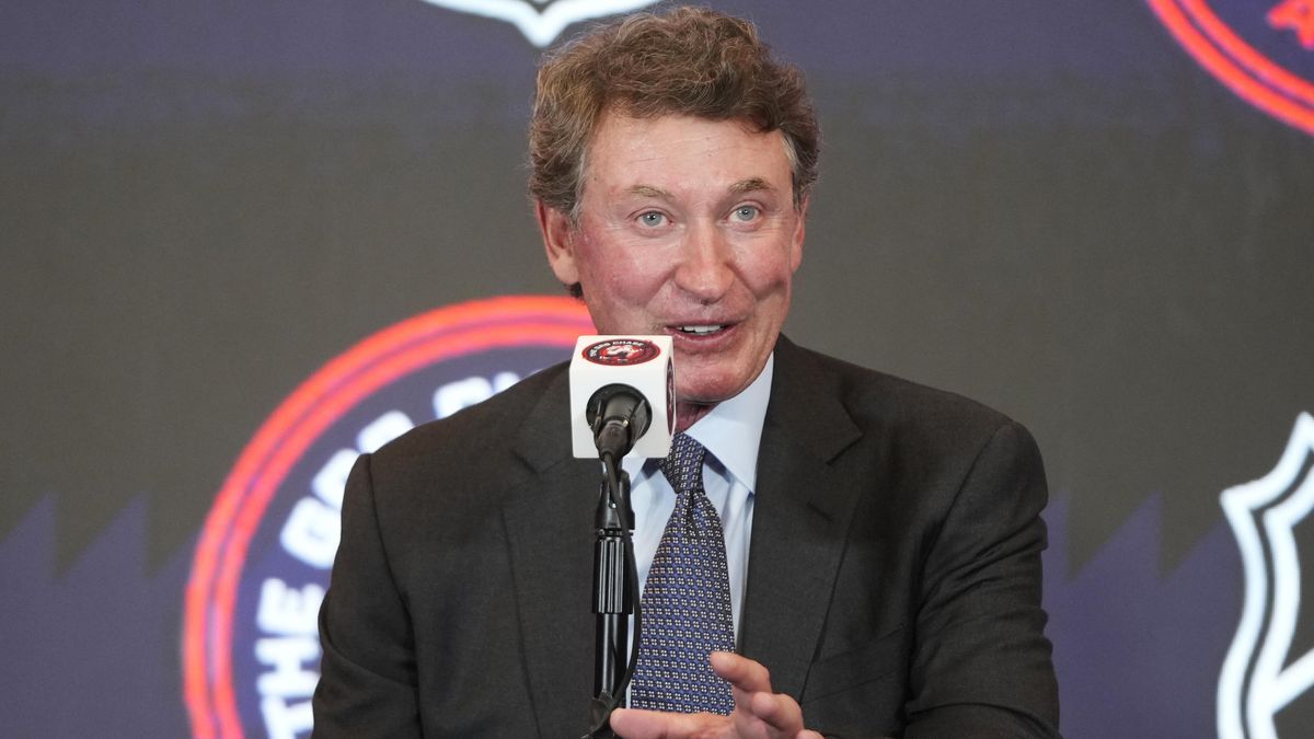 Děda by měl radost, že rekord překonal Rus, tvrdí Gretzky