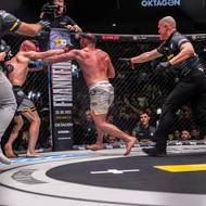 Pozápasový spor mezi Maxem Holzerem a Denizem Ilbayem museli uklidňovat i lidi z ochranky.