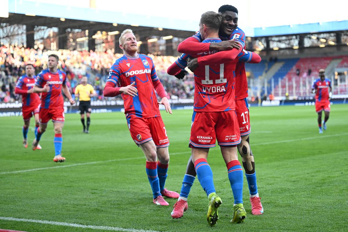 Hráči Plzně slaví gól Matěje Vydry do sítě Slovácka