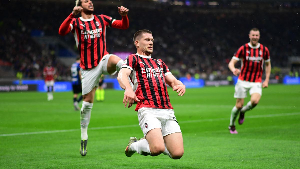 AC Milán přejel Inter a zahraje si finále poháru