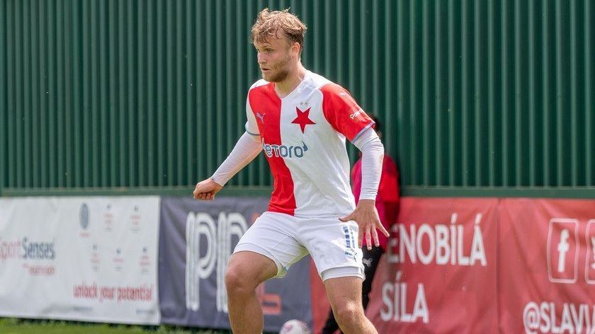 Mladík Slavie porušil pravidla. Třetiligový tým to může stát záchranu