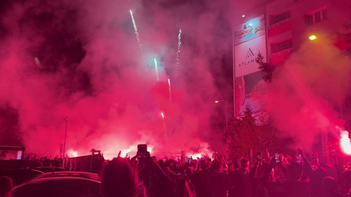 Ohňostroj, bubny i křepčící Ďaloga. Brno v noci přivítalo zlaté hochy Komety