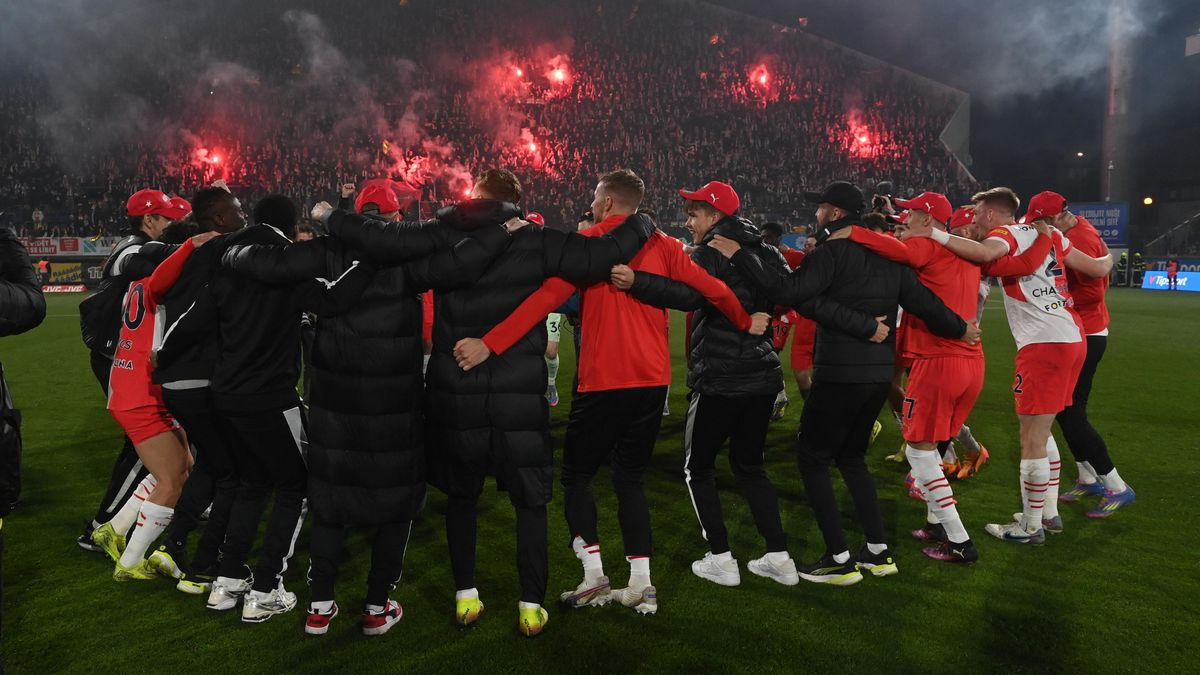 Noční děkovačka mistrů! Na fotbalisty Slavie čekaly v noci u Edenu stovky fanoušků
