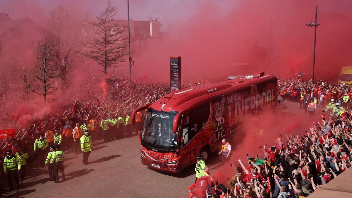 Geniální žert. Dýmovnice v barvě rivala baví anglické fanoušky