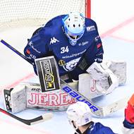 Pardubický Miloš Kelemen před brankářem Brna Michalem Postavou. 