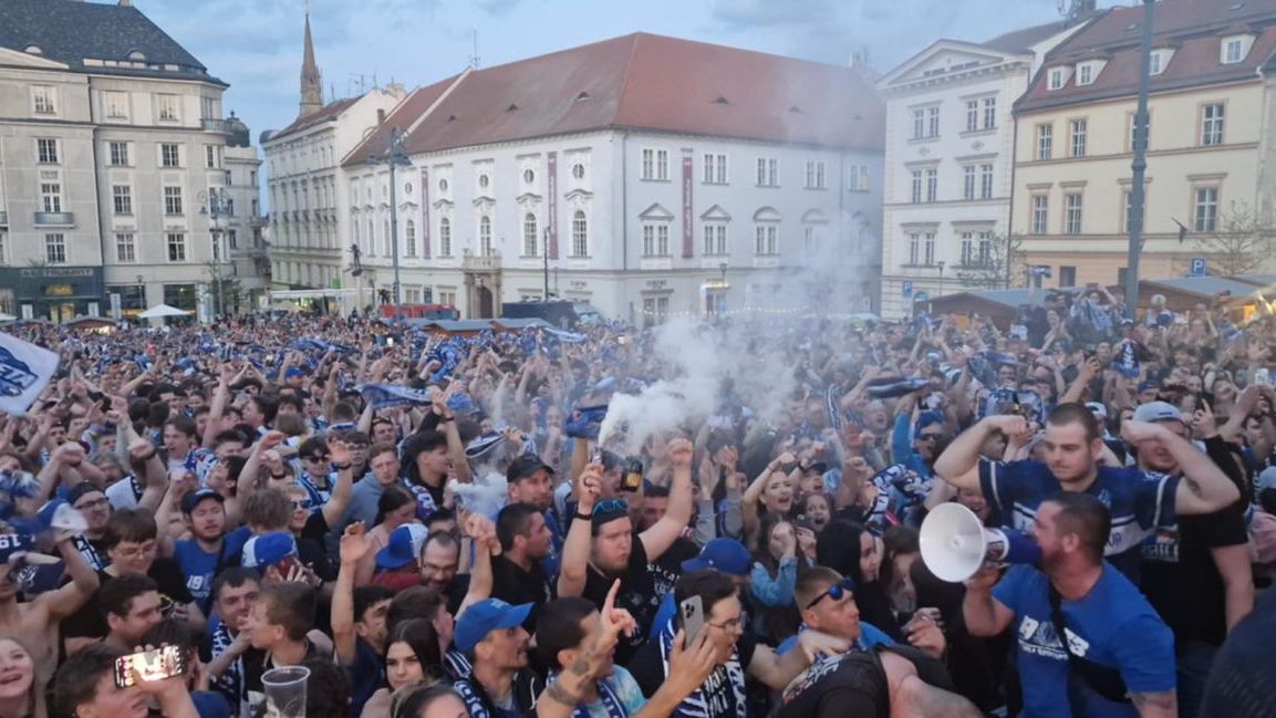 Brno nadšeně slaví návrat hokejového titulu, jásot fanoušků nebere konce