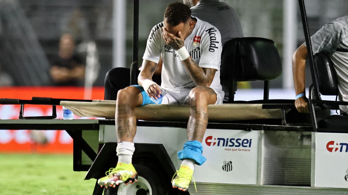 Neymar odehrál za Santos jen půlhodinu a opět se zranil