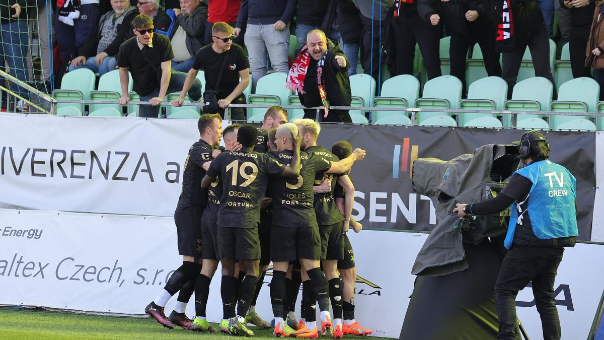Slavia přejela Karvinou, výhru sešívaných režíroval Kušej
