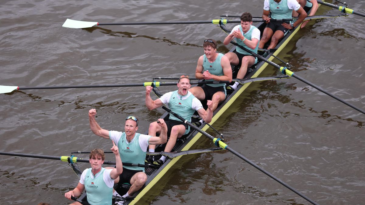 Závody osmiveslic na Temži vyhrály posádky Cambridge