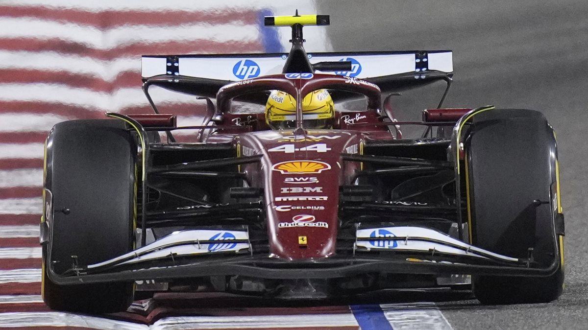 Rozdílné pocity ve Ferrari. Hamilton je po Bahrajnu plný naděje, Leclerca zklamala vylepšení