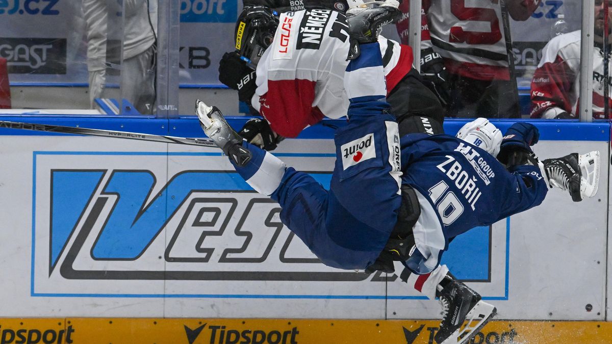 Tvrďák Němeček sundal Zbořila. Do play off takový hit patří, tým nakopne, říká řízný bek