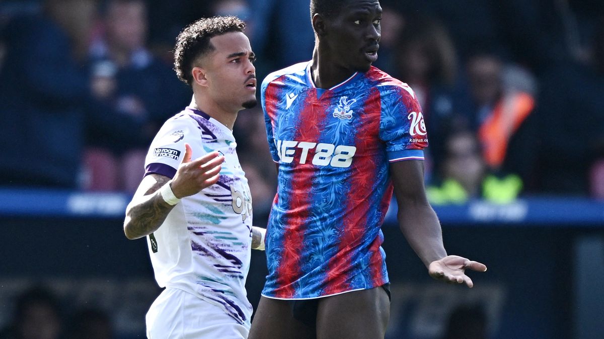 Bizarní moment v Premier League. Hráč při zápase stáhl soupeři šortky