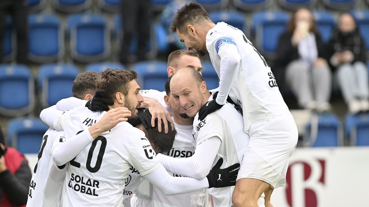 Slovácko se výhrou vzdálilo od barážových vod, Pardubice už je mají jisté