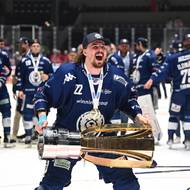 Útočník Brna Kristián Pospíšil s Masarykovým pohárem pro vítěze extraligy