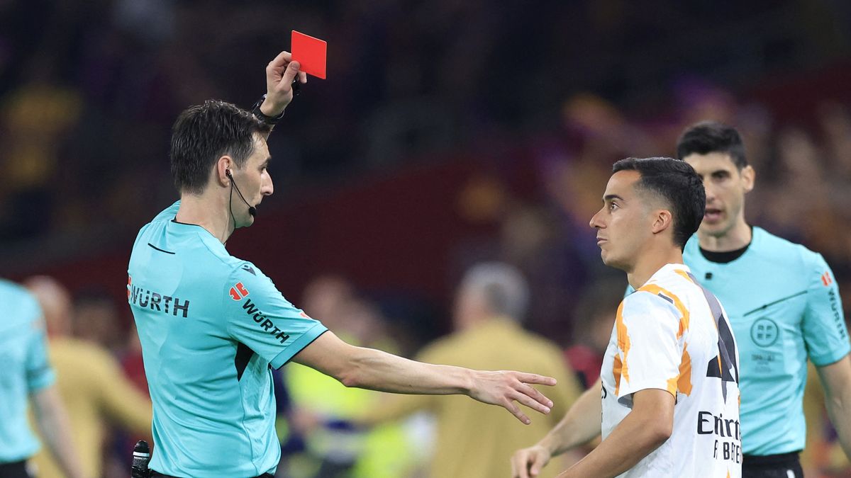 Emotivní závěr El Clásica. Tři červené karty pro Real, na rozhodčího letěly sáčky s ledem