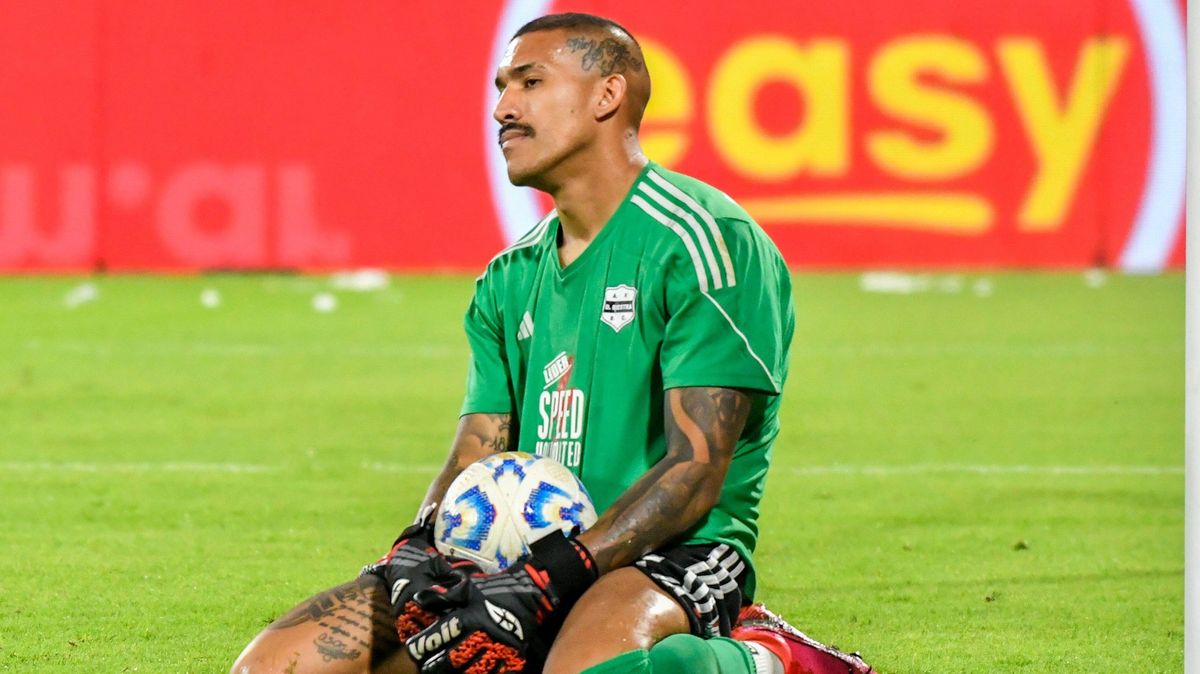 Zbláznil se? Nepochopitelná chyba gólmana baví internet