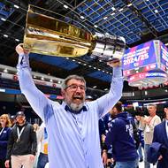 Trenér brněnských hokejistů Kamil Pokorný s Masarykovým pohárem