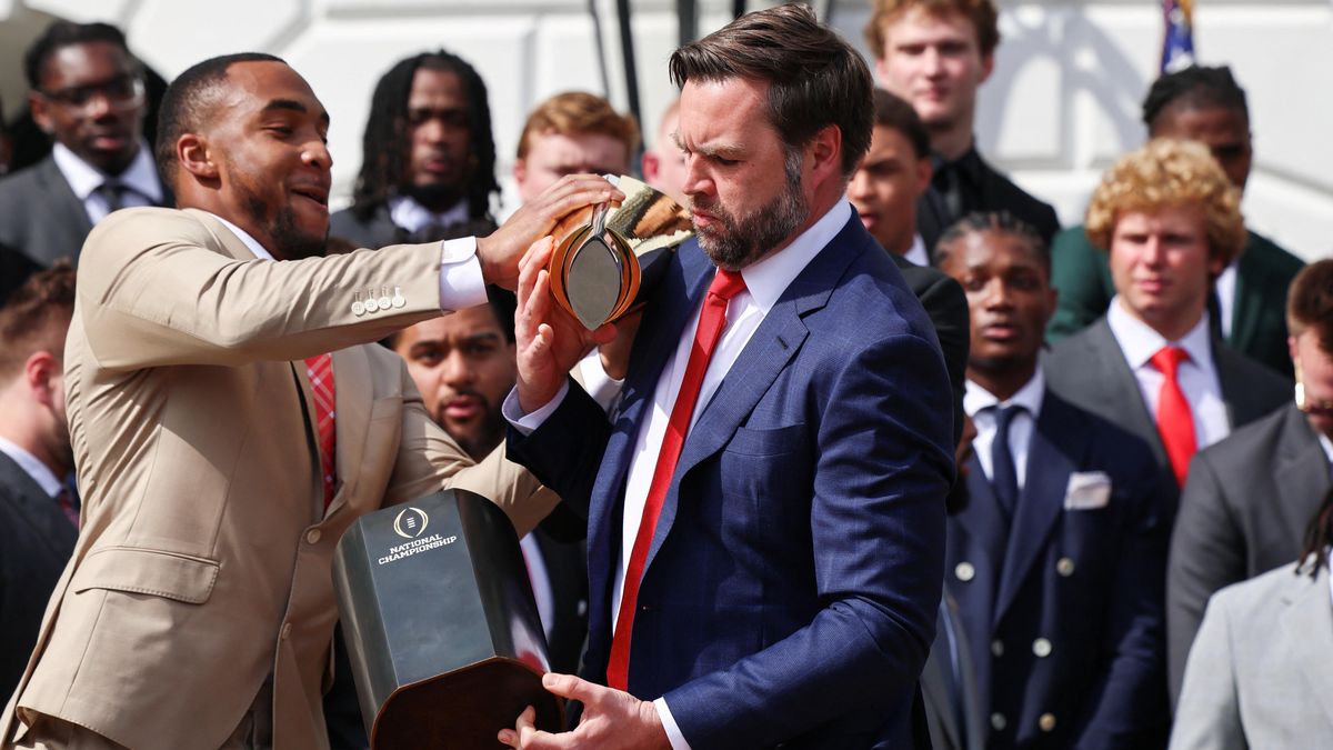 Trapas v Bílém domě. Vance při návštěvě šampionů zradil podstavec