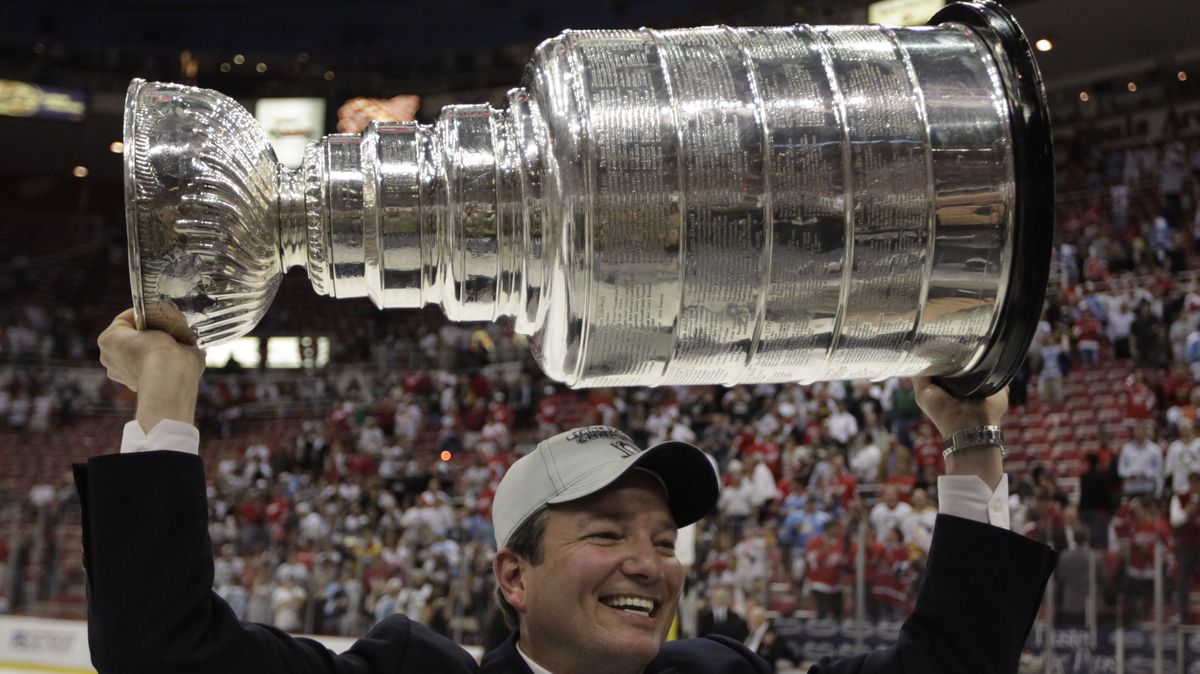 Zemřel dlouholetý manažer Pittsburghu, který v roce 2009 dovedl klub ke Stanley Cupu