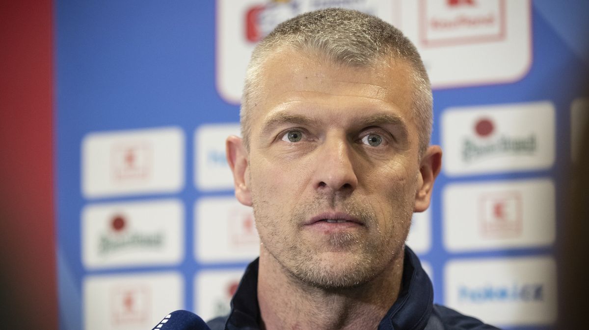 Výkon nebyl dobrý, trošku chybělo srdce. Publikum si zaslouží, abychom hráli lépe, řekl kouč hokejistek