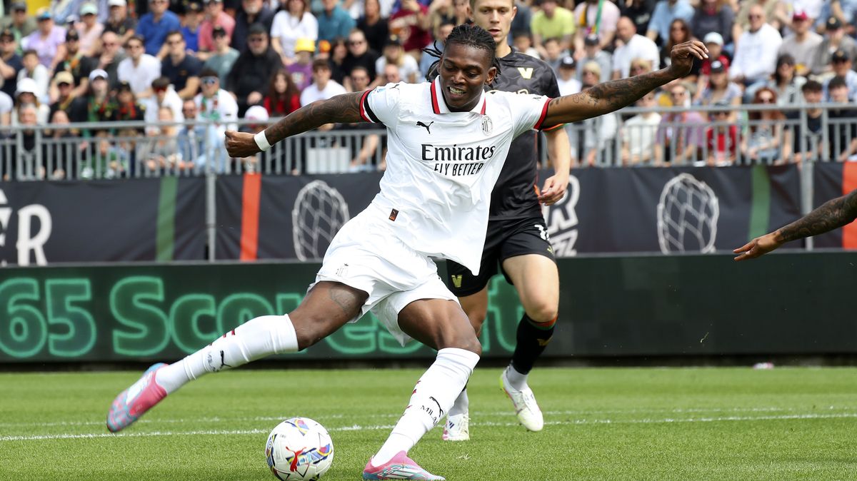 Fotbalisté AC Milán porazili Benátky. Como udolalo Janov a zajistilo si setrvání v soutěži