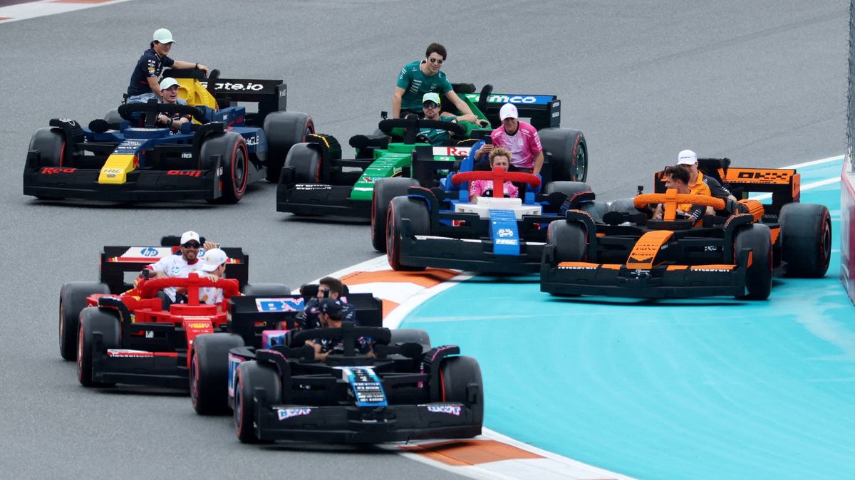 400 000 kostek LEGA, 2000 hodin práce. Piloti F1 se projeli v netradičních formulích z Česka