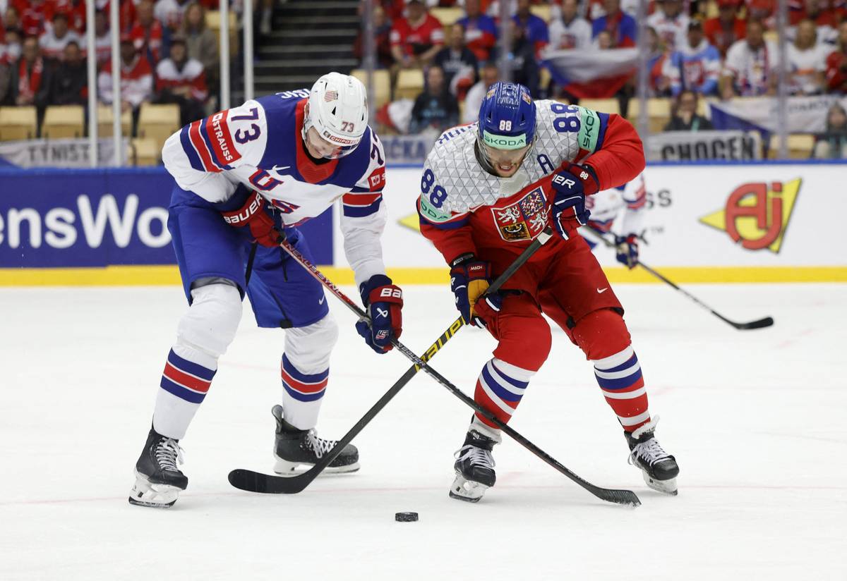 David Pastrňák byl prvním vyloučeným mužem zápasu.