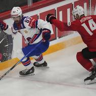 Americký útočník Conor Garland dělá kličku Deanu Kukanovi. 