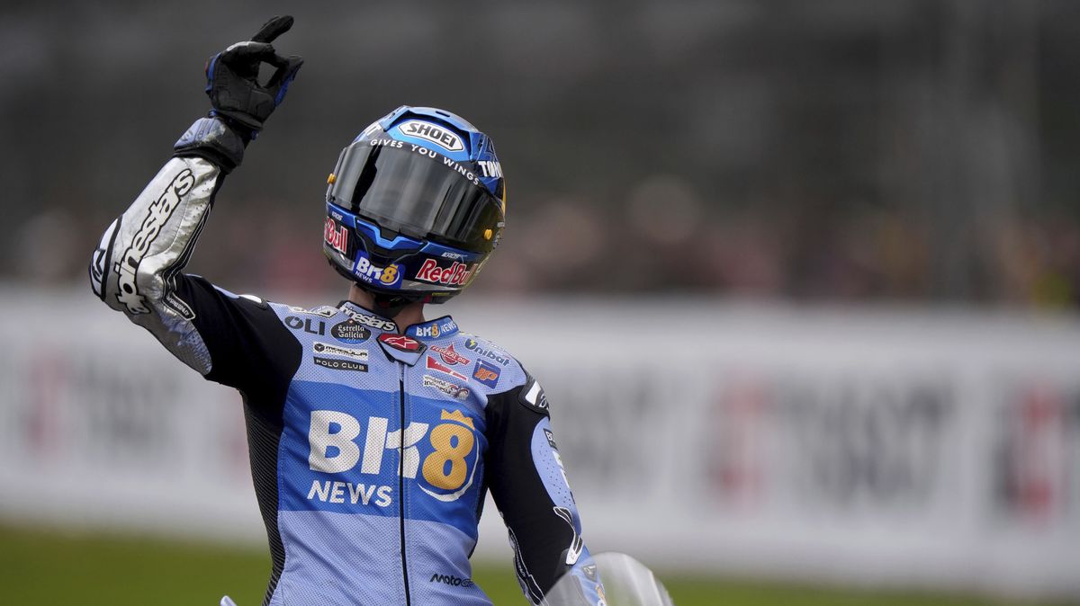 Salač pojede v Británii z šesté řady, v kvalifikaci byl šestnáctý. Sprint ovládl Álex Márquez