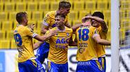 FOTBAL ONLINE: Dukla se rve o naději, Teplice slaví. Klíčový duel se chystá v Plzni