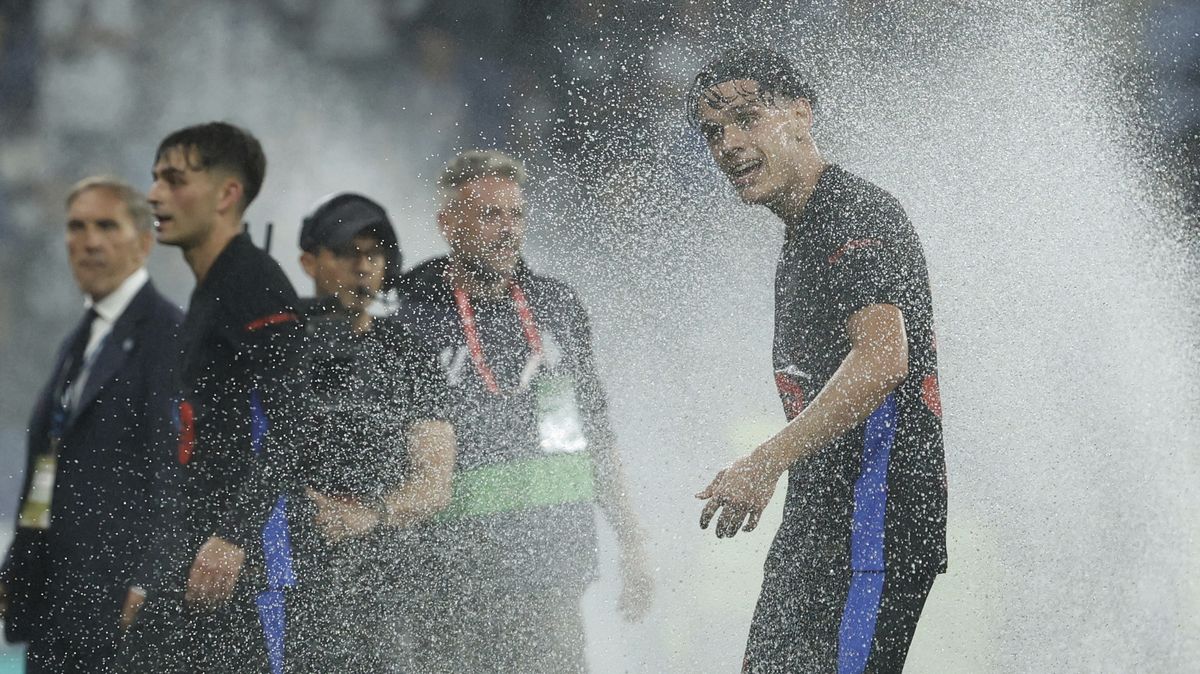 Pokažené oslavy titulu Barcelony. Hráči se na hřišti poprali