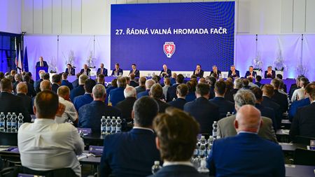 VOLBY ONLINE: Průtahy, chaos a jasný triumf. Český fotbal má nového šéfa 