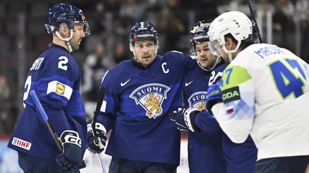 HOKEJ ONLINE: Němci se Švýcary bojují o čelo české skupiny. Finové drtí Slovince
