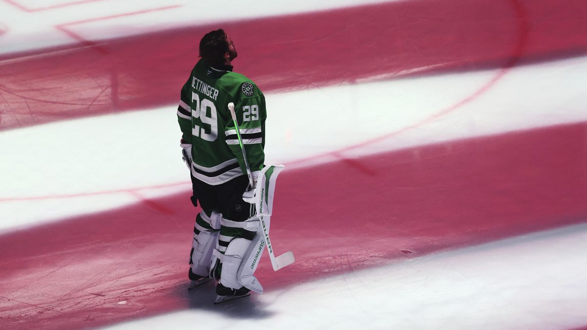 Po dvou střelách musel z brány. Ponížení hvězdného gólmana NHL bylo dokonáno na střídačce