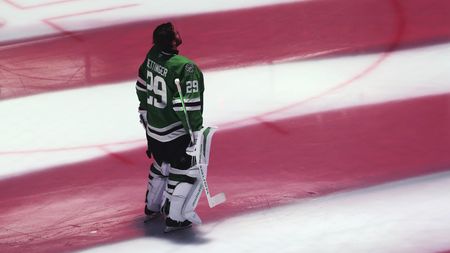 Po dvou střelách musel z brány. Ponížení hvězdného gólmana NHL bylo dokonáno na střídačce