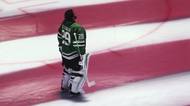 Po dvou střelách musel z brány. Ponížení hvězdného gólmana NHL bylo dokonáno na střídačce
