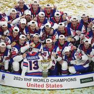 Americký tým pózuje s pohárem pro mistry světa. 