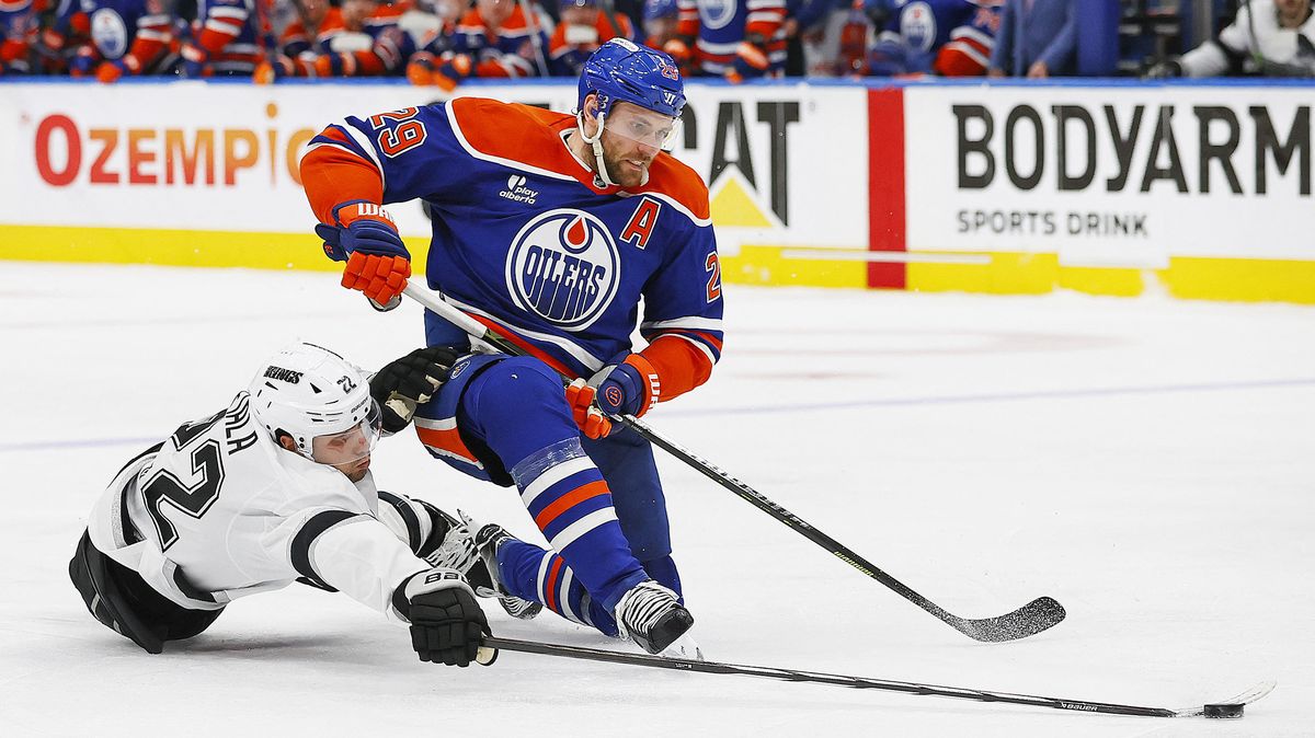 O Hartovu trofej se v NHL uchází Draisaitl, Hellebuyck a Kučerov