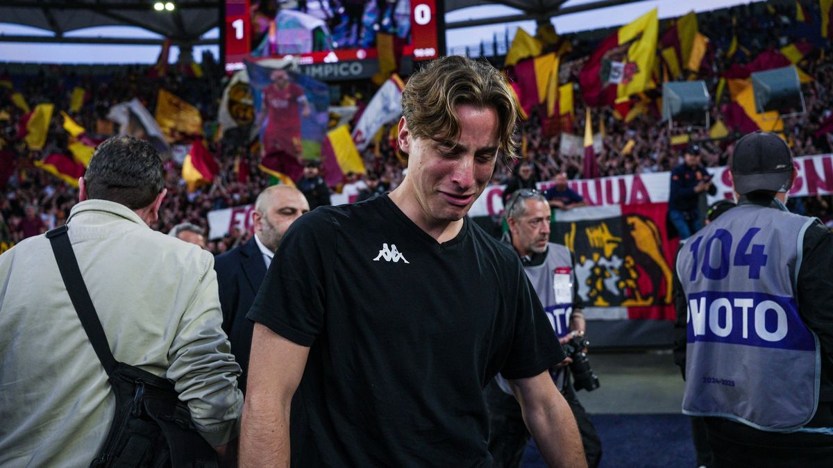 Dojemné momenty v Římě. Fotbalistovi, jenž před půlrokem zkolaboval, se dostalo ohromného uvítání